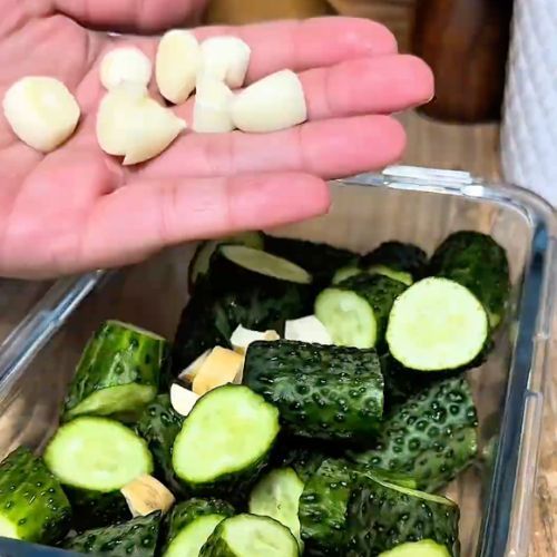 Do zrobienia tych ogórków nie trzeba zalewy. Suche małosolne to hit tego lata