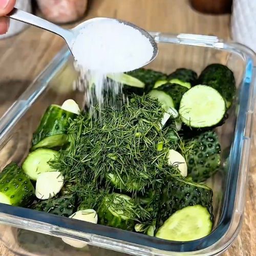 Do zrobienia tych ogórków nie trzeba zalewy. Suche małosolne to hit tego lata