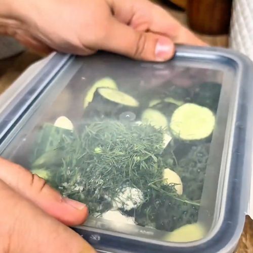 Do zrobienia tych ogórków nie trzeba zalewy. Suche małosolne to hit tego lata