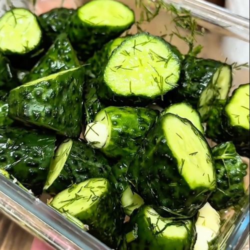 Do zrobienia tych ogórków nie trzeba zalewy. Suche małosolne to hit tego lata