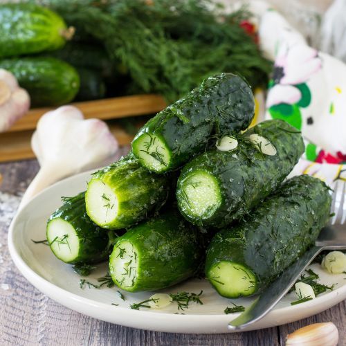 Jak zrobić doskonale małosolne? Sekret tkwi w czosnku