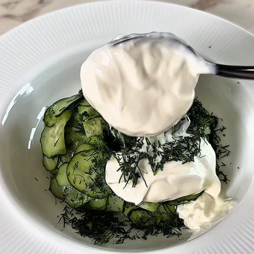 Podałam do obiadu ogórki po królewsku. Zwykła mizeria może się schować