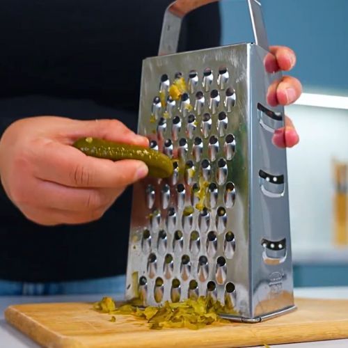 Zetrzyj na tarce i wrzuć do masy na mielone. Dawno nie jadłam lepszych