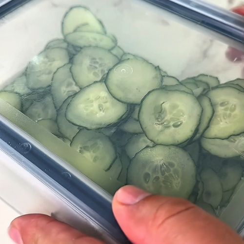 Podałam do obiadu ogórki po królewsku. Zwykła mizeria może się schować