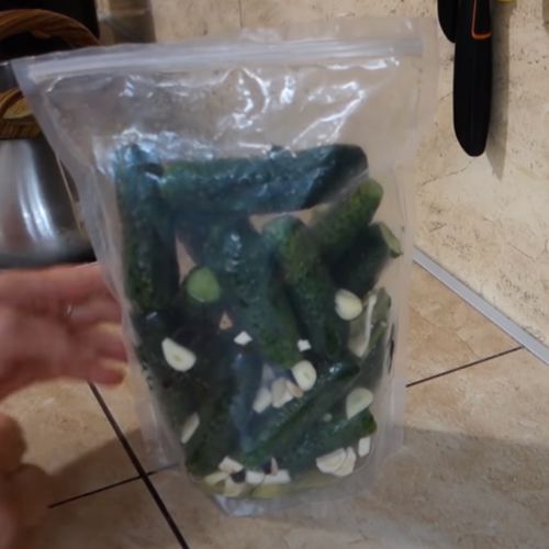 Henia pakuje ogórki z dodatkami do worka. Nie ma szybszego sposobu na małosolne