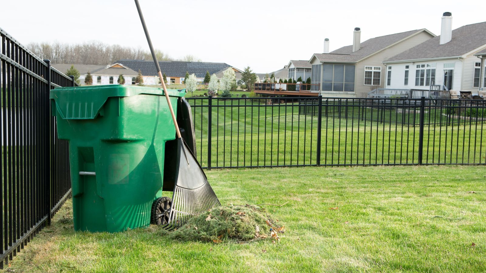 Polacy wciąż popełniają ten błąd podczas koszenia trawy. 500 zł kary to dopiero początek