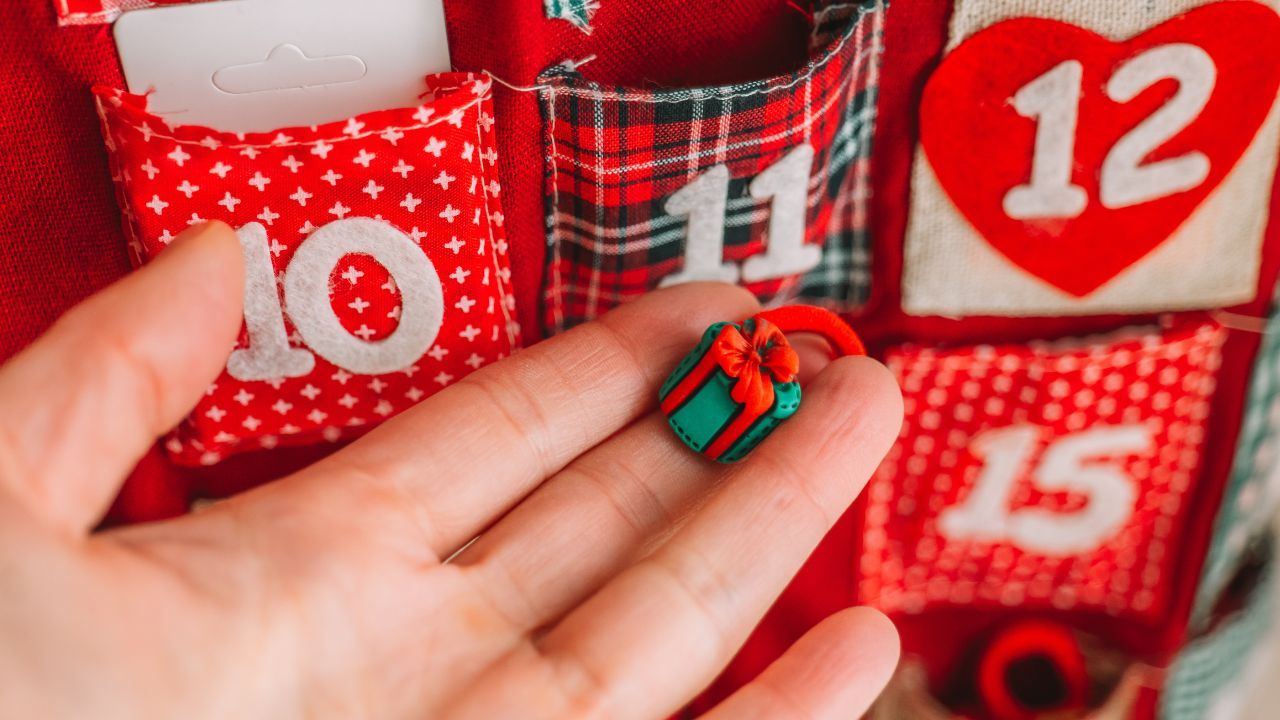 Już nie czekoladki. Teraz w modzie są inne kalendarze adwentowe, rodzice słono zapłacą