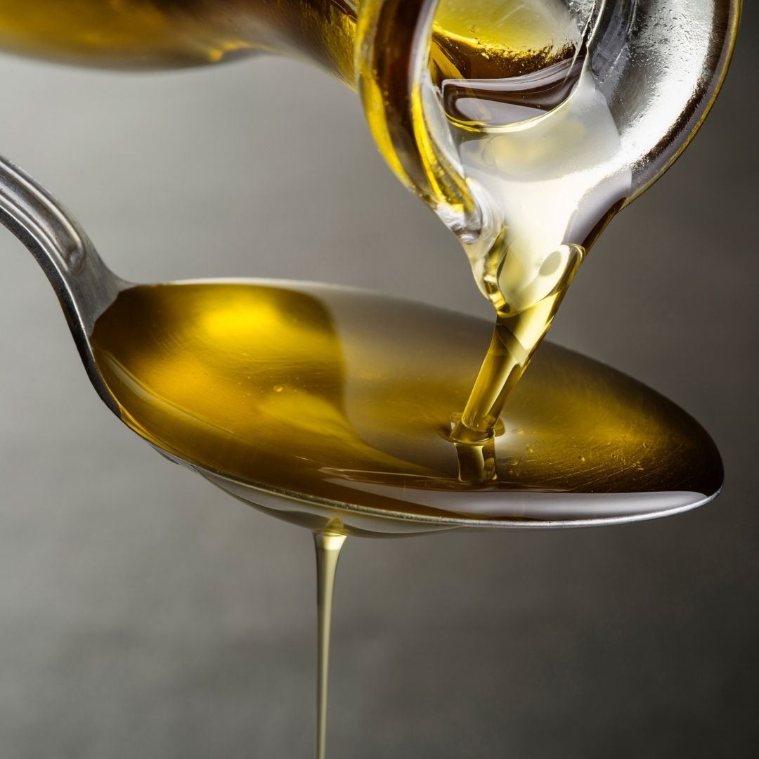 Wypij łyżkę na czczo. To "płynne złoto" wymiata cholesterol z żył jak miotła