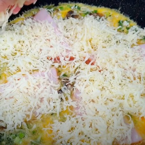 omlet posypany serem
