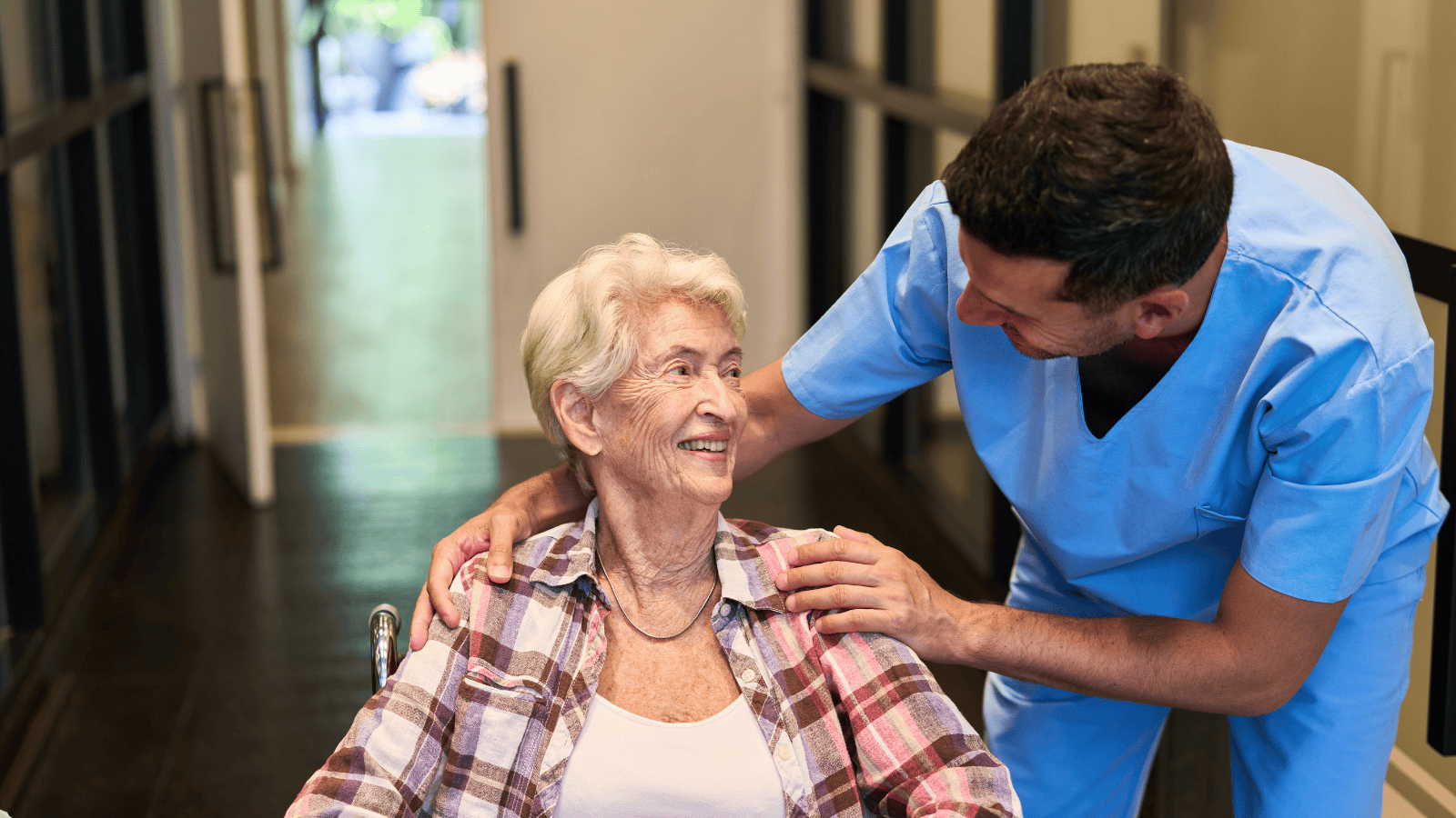 Tyle za granicą zarabia opiekun medyczny. Kwota robi wrażenie. Nauka trwa tylko rok
