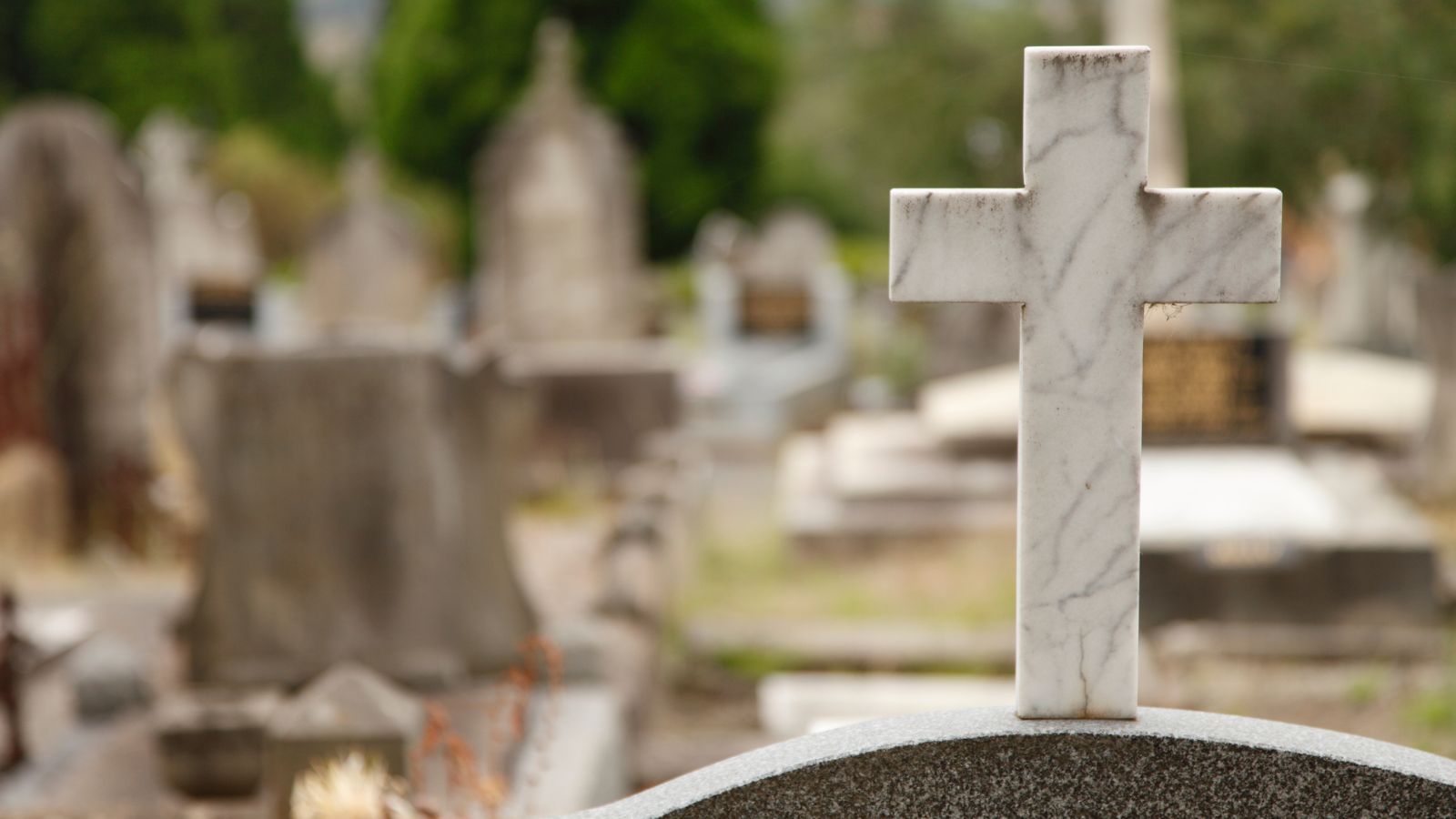 Ksiądz wprowadził nową opłatę na cmentarzach. Wierni oburzeni