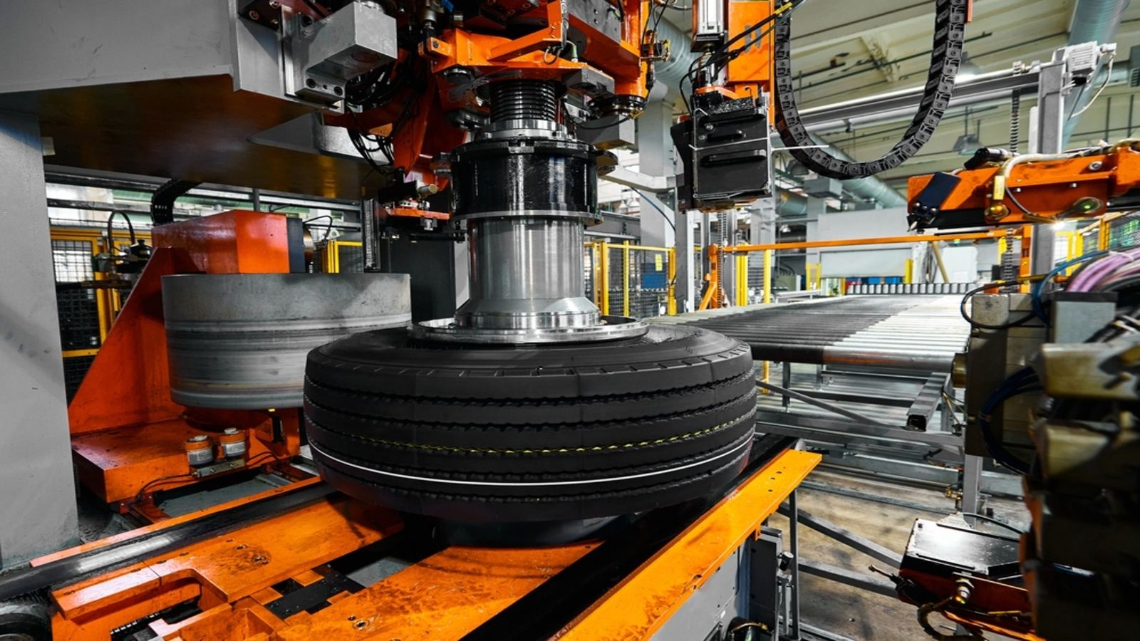 Upadek po blisko 100 latach. Zamykają polską fabrykę. Wiadomo, co dalej z 120 pracownikami