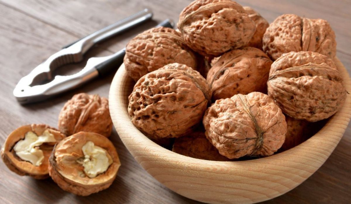 Po prostu wetrzyj w dłonie. Plamy po orzechach znikają od razu