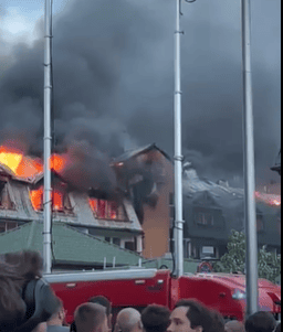 Płoną bloki mieszkalne, w akcji 60 strażaków. Ogromny pożar w polskim mieście