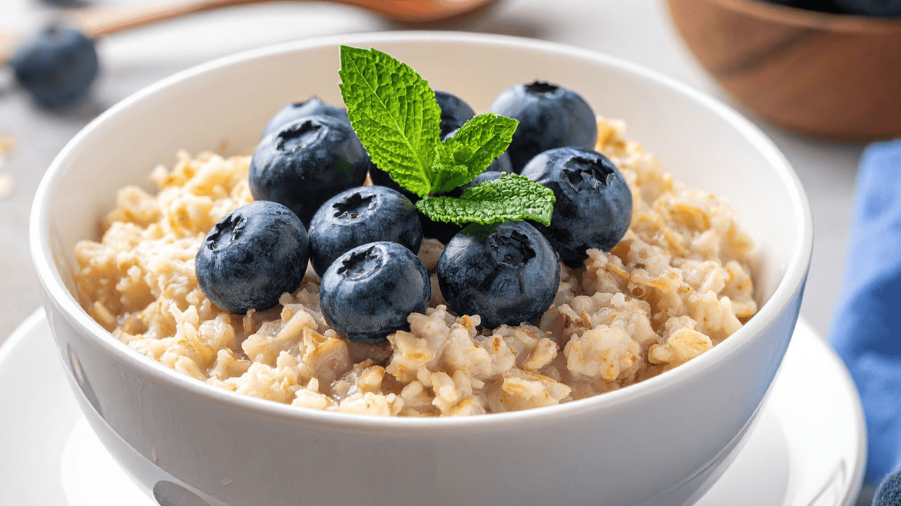 Co jeść na śniadanie, aby wspierać sprawność mózgu przez cały dzień? Wyjaśnia neurolog