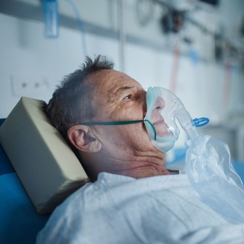 pacjent-hospitalizowany-Halfpoint-Shutterstock.jpg