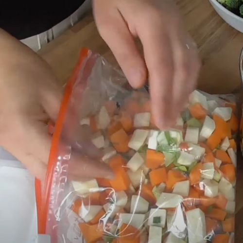 Kroję, pakuję do worka i wkładam do zamrażalnika. Domowa mrożonka to hit