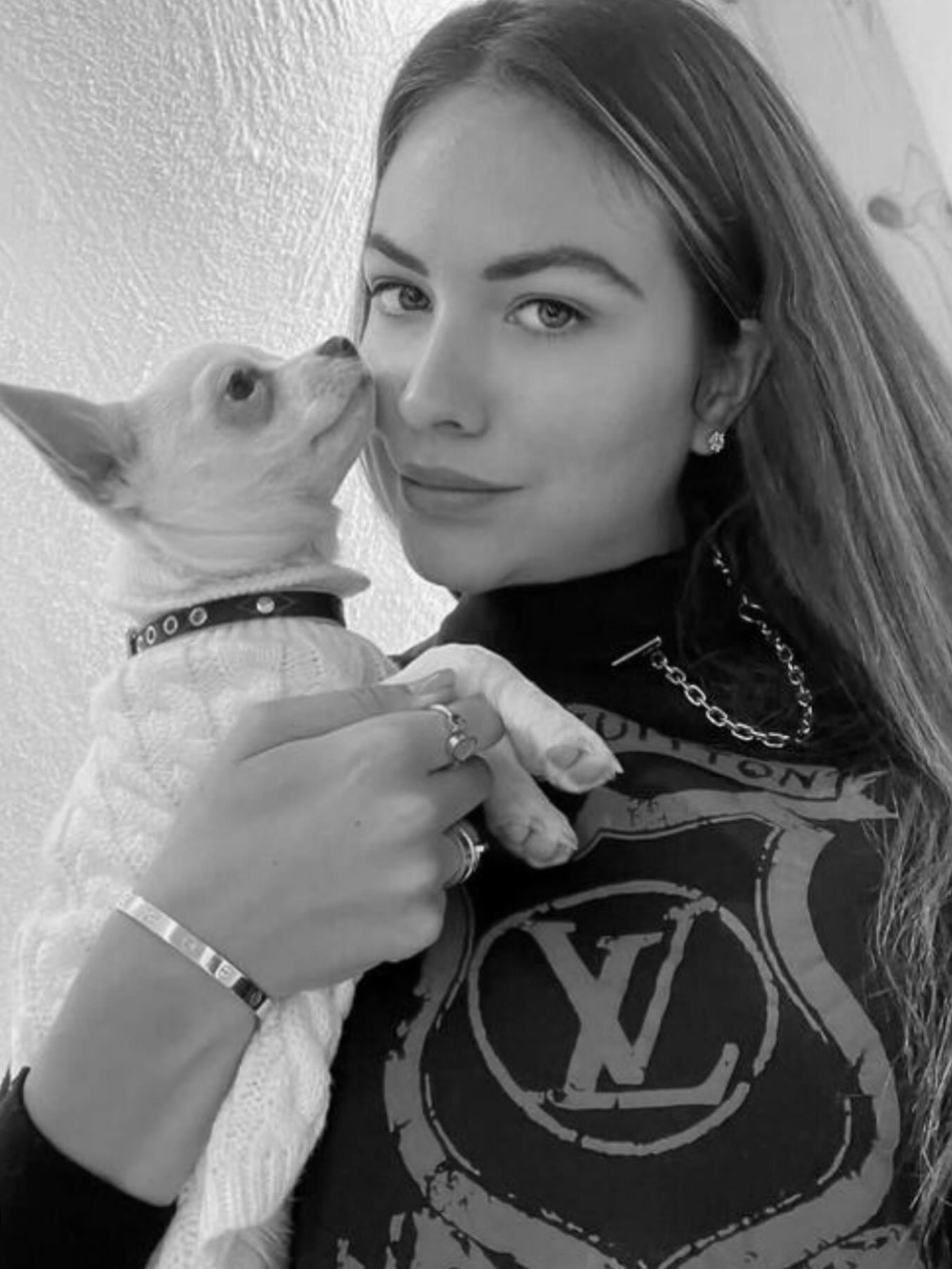 Chwilę przed pogrzebem modelki rodzina zajrzała do trumny. Wstrząsające, co odkryli