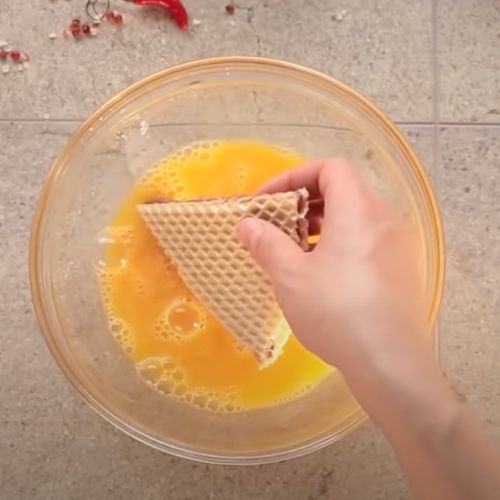 Weź wafel i posmaruj go mięsem mielonym. Ten, kto to wymyślił, powinien dostać medal