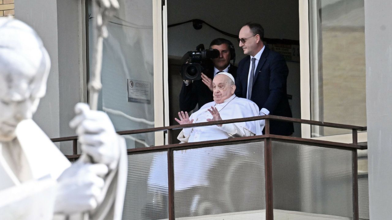 Papież Franciszek wyszedł ze szpitala