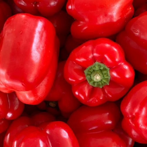 Pokrój paprykę w kostkę i dodaj jajka. Rodzina co chwilę prosi mnie o taką kolację