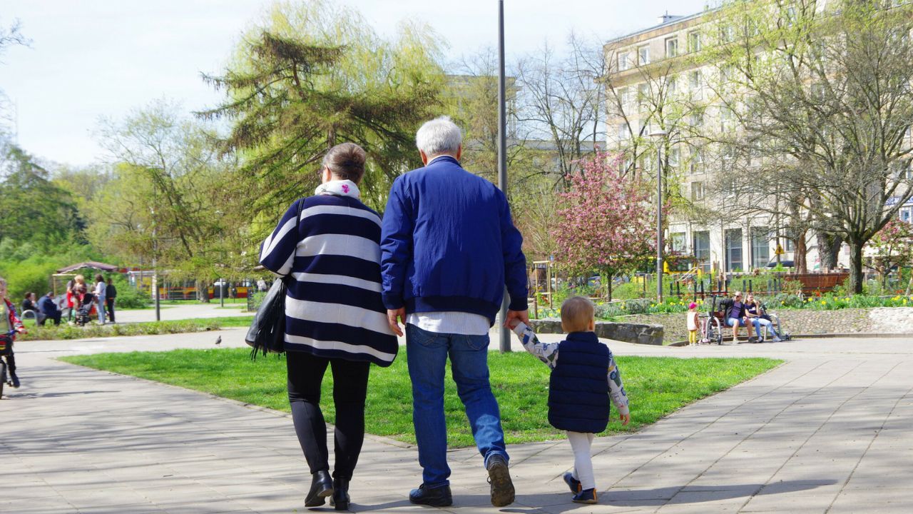 para emerytów na spacerze z wnuczką