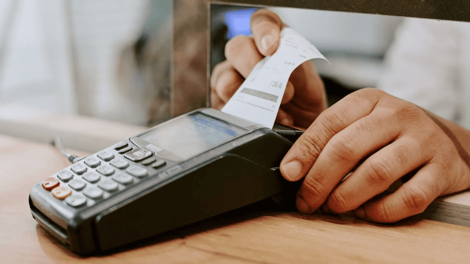 Zbierała paragony po klientach. Tyle ukradła przez tydzień, grozi jej do 8 lat więzienia