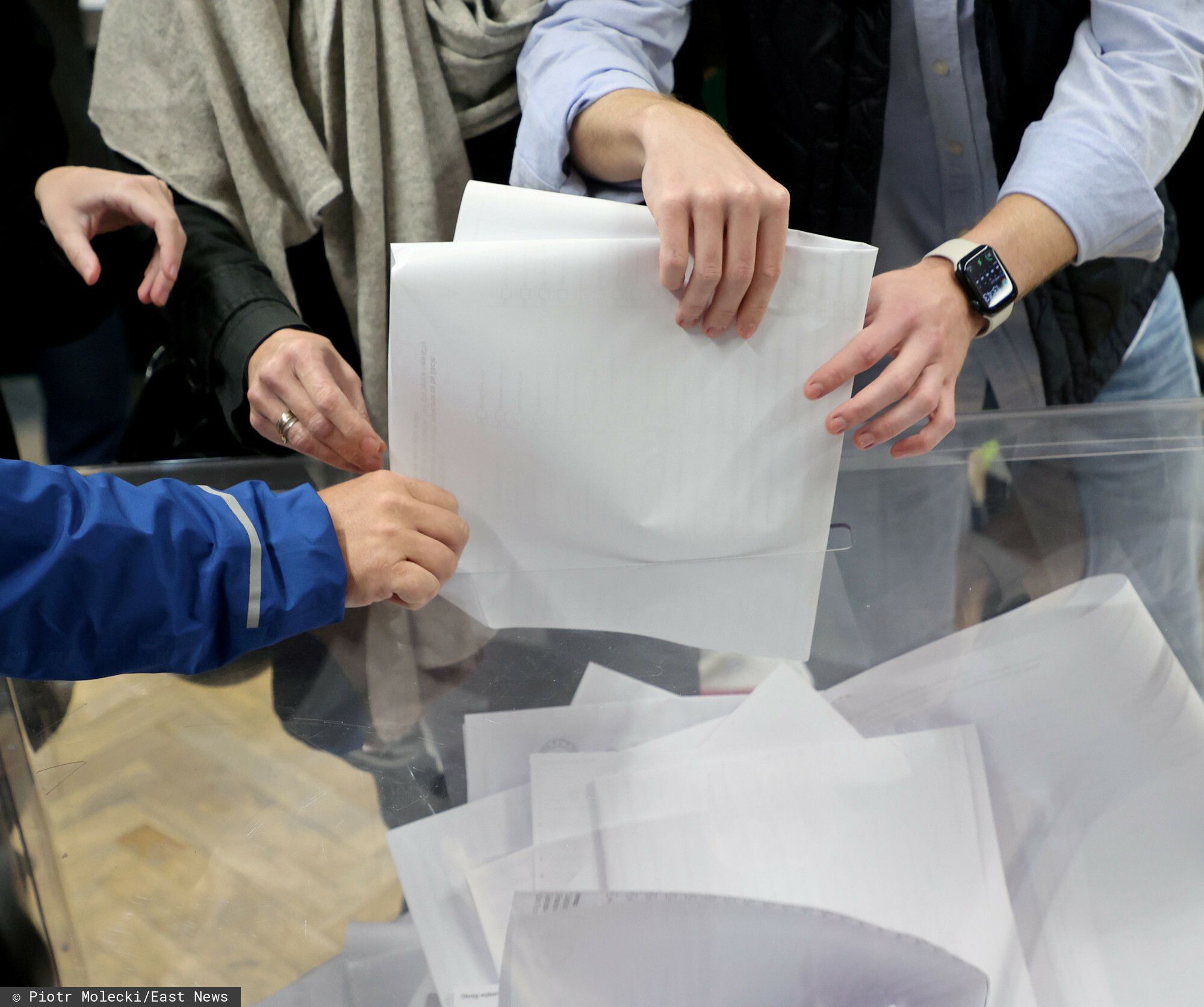 Jest zwrot w nowym sondażu partyjnym. Takiej sytuacji dawno nie było, to dzieje się za podium