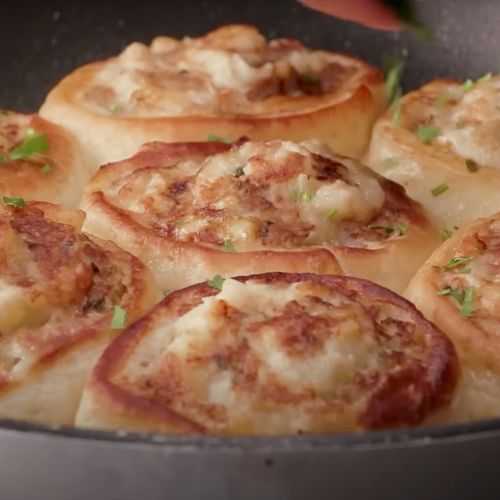 Wyrób ciasto i zawiń je z mięsem mielonym. To najlepszy pomysł na niedzielny obiad