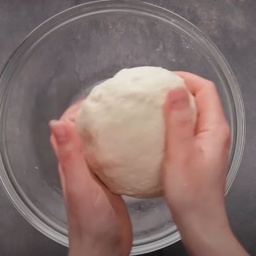 Wyrób ciasto i zawiń je z mięsem mielonym. To najlepszy pomysł na niedzielny obiad