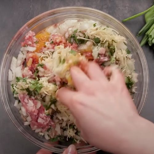 Wyrób ciasto i zawiń je z mięsem mielonym. To najlepszy pomysł na niedzielny obiad