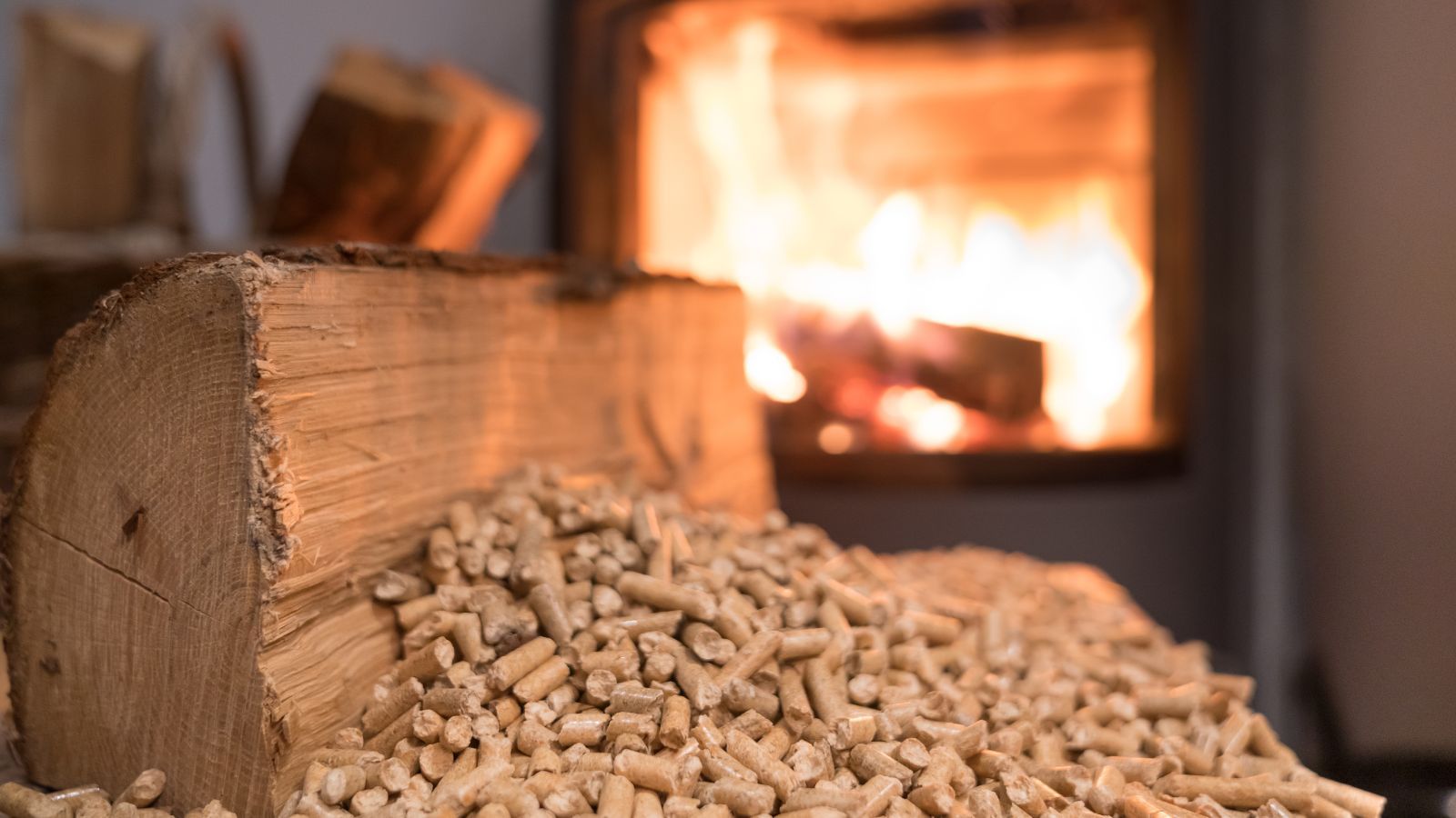 Pellet drożeje przed zimą. Polskie gospodarstwa domowe czekają wyższe koszty ogrzewania