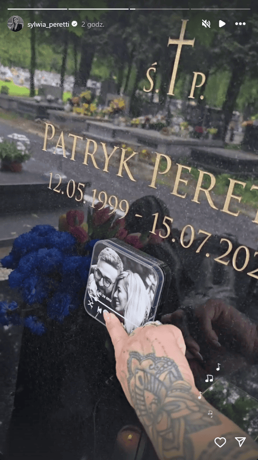 Sylwia Peretti odwiedziła grób syna w Dzień Dziecka. Na nagrobku zainstalowała "oryginalny" sprzęt