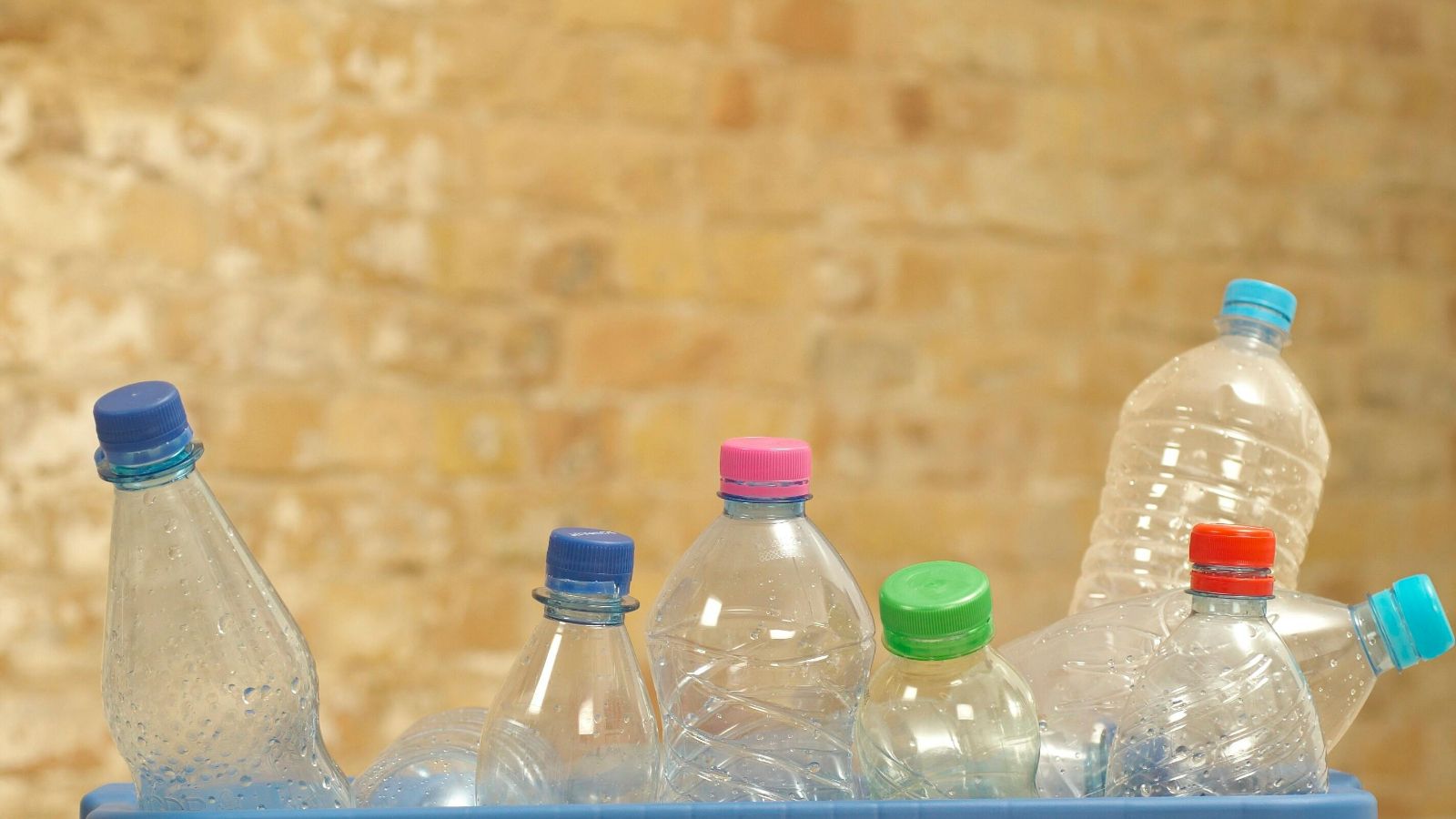 Wyrzucasz butelki do butelkomatu? Możesz dostać wyższy rachunek za śmieci, gminy podnoszą opłaty