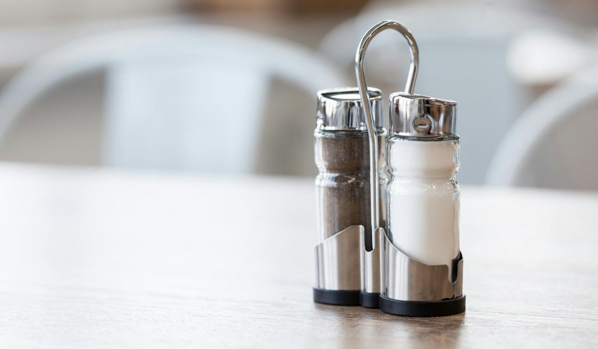 Sól i pieprz na stole