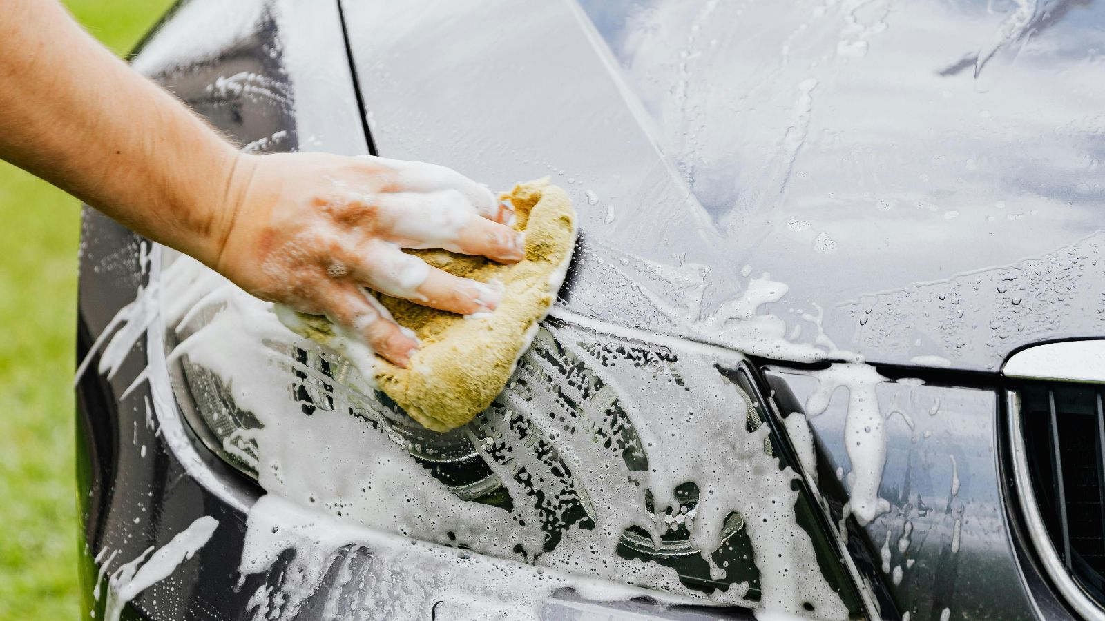 Myjesz auto na posesji? Za prosty błąd możesz zapłacić choćby 500 zł kary. Kierowcy często nie znają tego przepisu