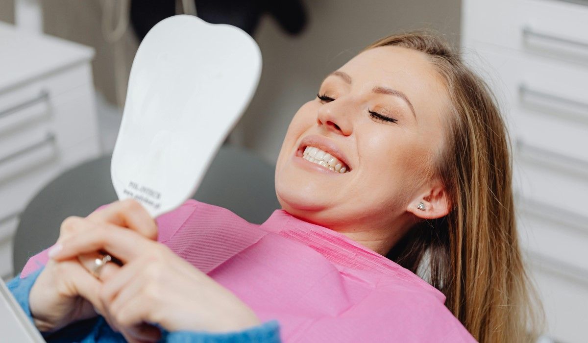 Uśmiechnięta pacjentka u dentysty
