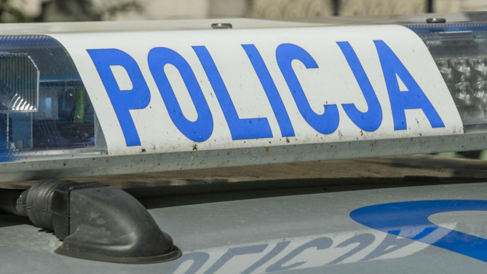 Groźny wypadek we Wrocławiu. Samochód uderzył w sklep, utrudnienia dla kierowców