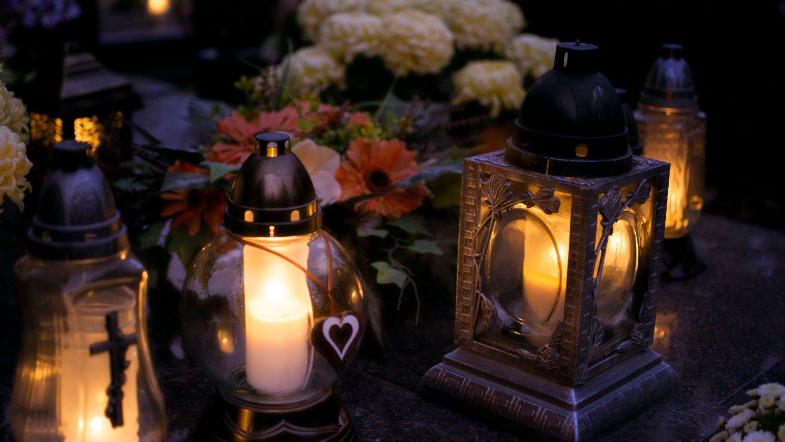 Przyszli posprzątać grób przed Wielkanocą, dokonali porażającego odkrycia. W akcji policja