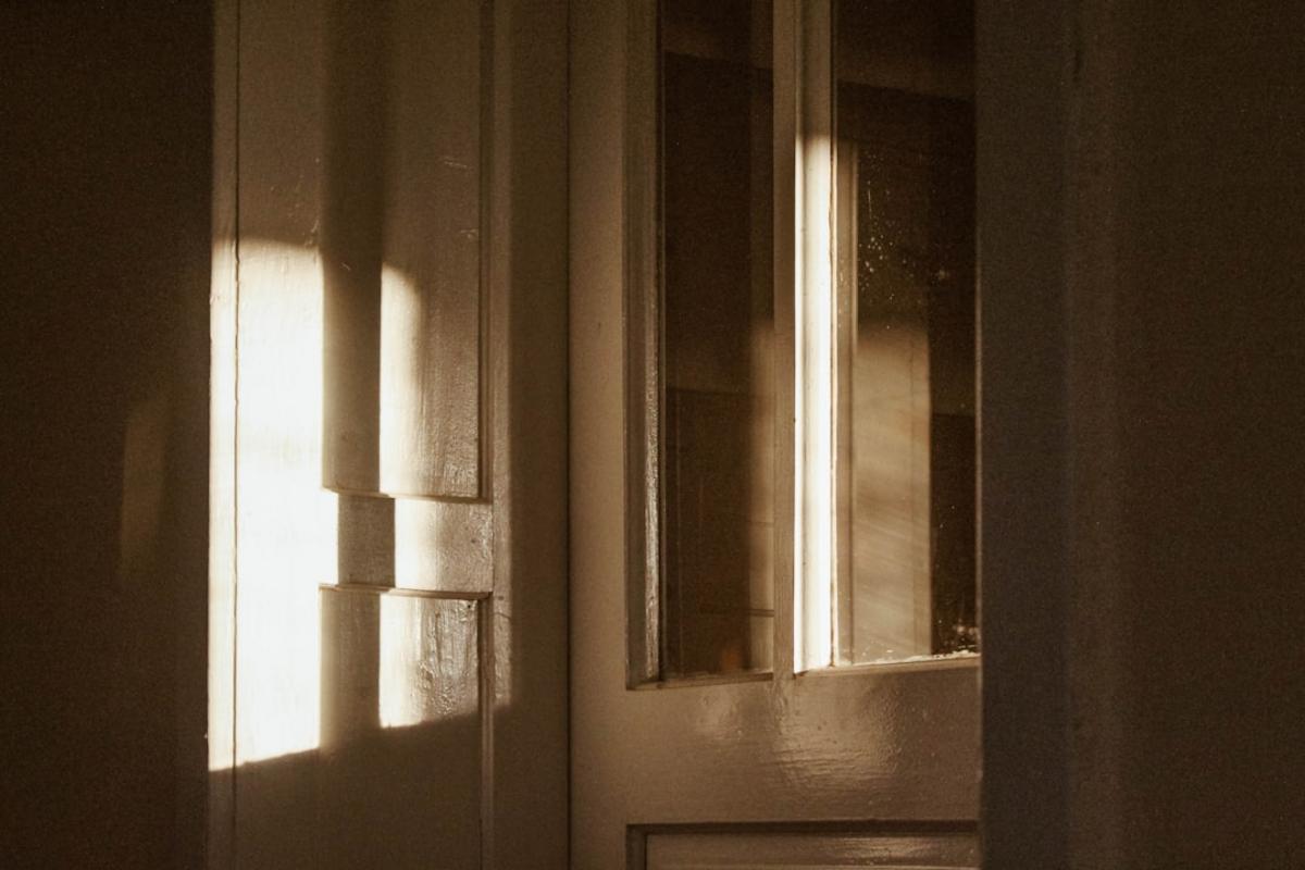 Dlaczego powinieneś zamykać drzwi do sypialni na noc?