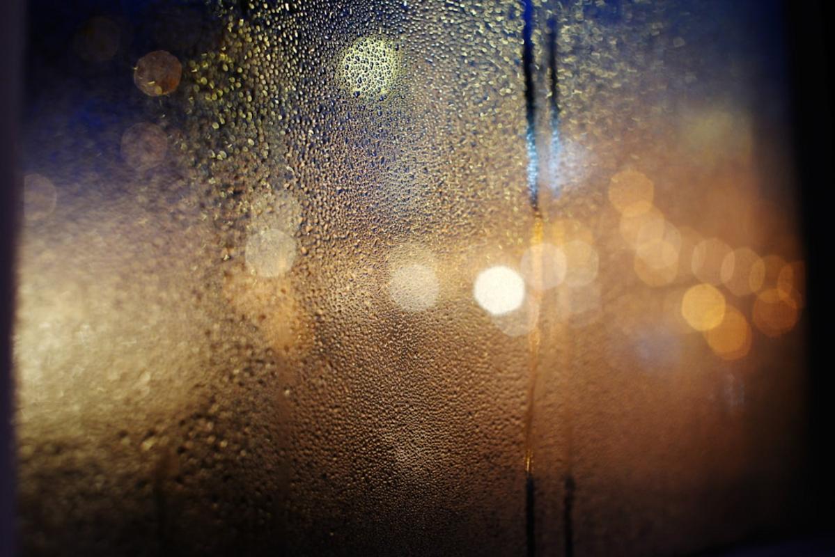 Dlaczego okna parują zimą i jak radzić sobie z wilgocią w domu