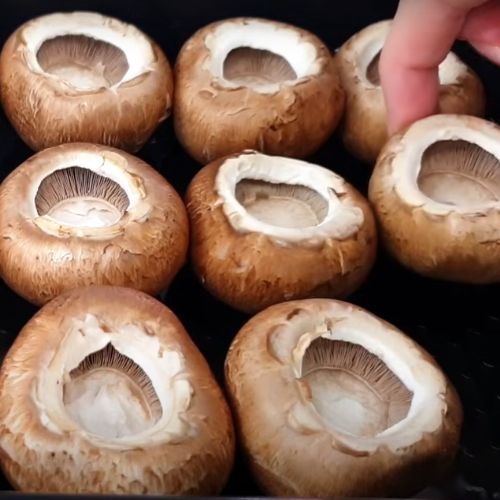 Weź grzyby, ułóż kapelusze na blaszce i wypełnij je kulką z farszu. Ten przepis zasługuje na nagrodę i 1 miejsce