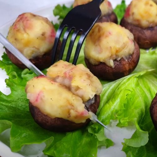 Weź grzyby, ułóż kapelusze na blaszce i wypełnij je kulką z farszu. Ten przepis zasługuje na nagrodę i 1 miejsce