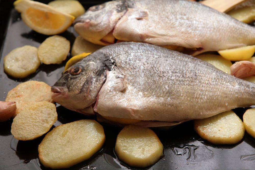 pieczona dorada z ziemniakami, zdrowa ryba z Lidla