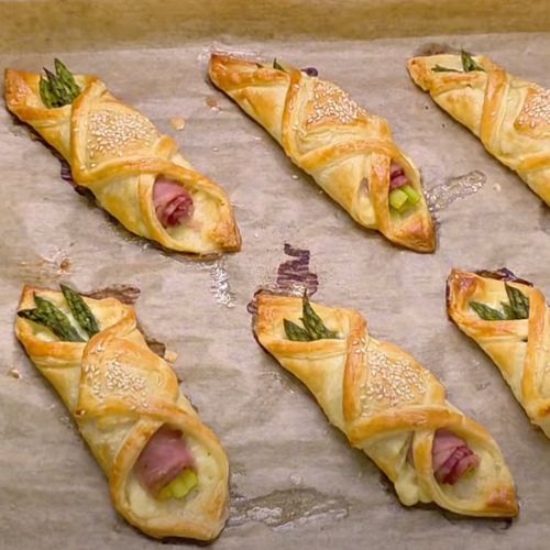 Owiń szynką szparagi i ułóż je na cieście francuskim. O tą kolację ostatnio ciągle prosi mnie rodzina