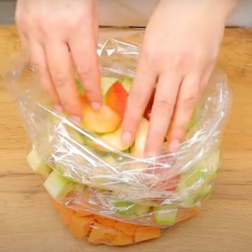 układanie warzyw w rękawie