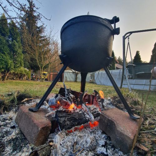 Kroję mięso, warzywa i wstawiam do piekarnika. Ten obiad robi się sam
