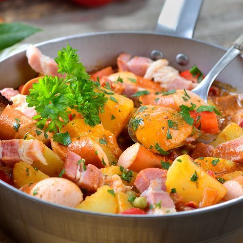 Kroję mięso, warzywa i wstawiam do piekarnika. Ten obiad robi się sam