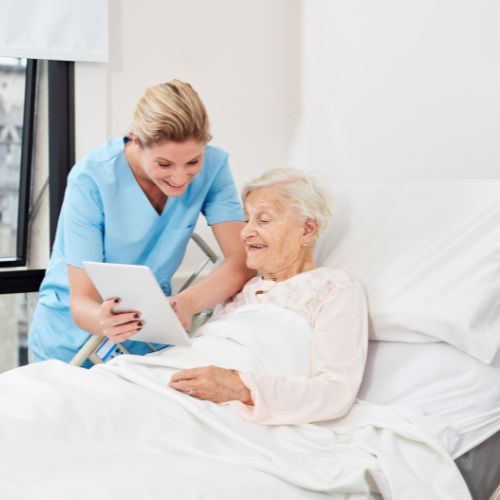 pielęgniarka szpital łóżko seniorka Fot. Canva.jpg