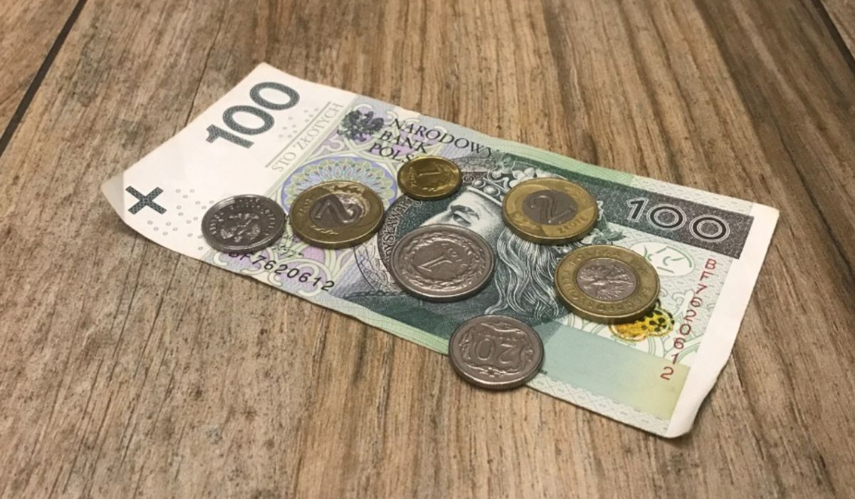 Banknot i monetu na stole